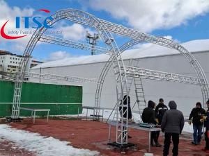 Sistema di copertura a tunnel con traliccio per palco da concerto 8x8 m
        