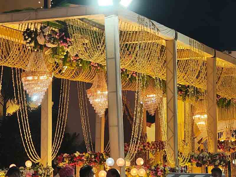 Palco per matrimoni Golden Truss: esalta la celebrazione delle tue nozze d'oro