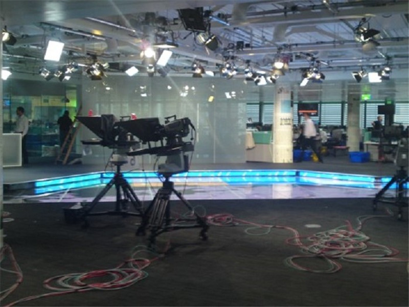 Apparecchiature per palcoscenici a traliccio in studio per notiziari televisivi