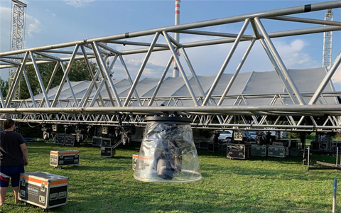 Struttura in alluminio con struttura a capriate all'aperto in Slovacchia per celebrare il nuovo anno 2020