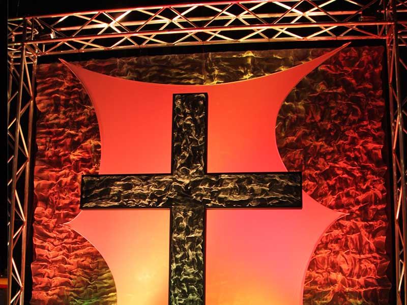 Come decorare un palco di chiesa con la croce?