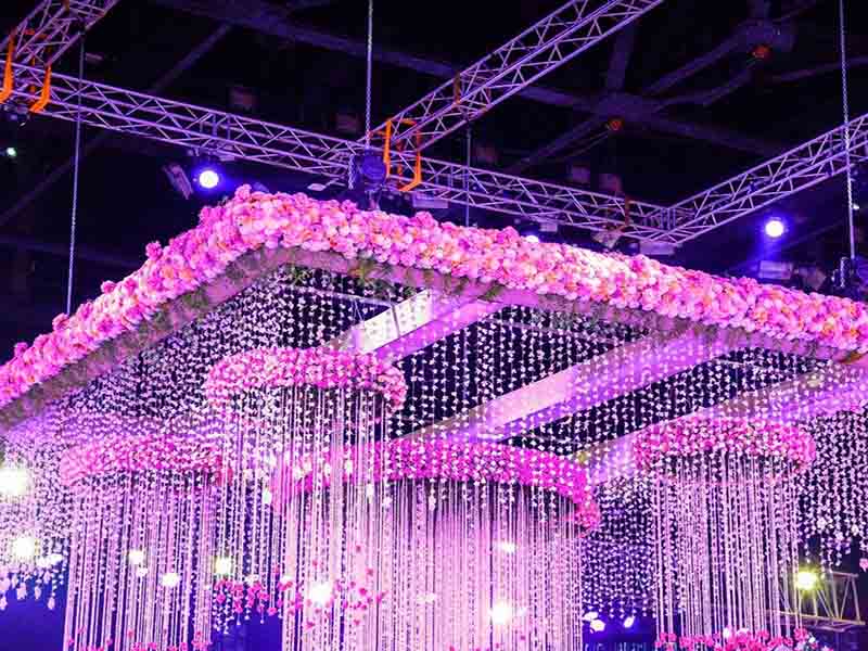 Rendi il tuo matrimonio indimenticabile con l'illuminazione personalizzata a traliccio nero sospeso
