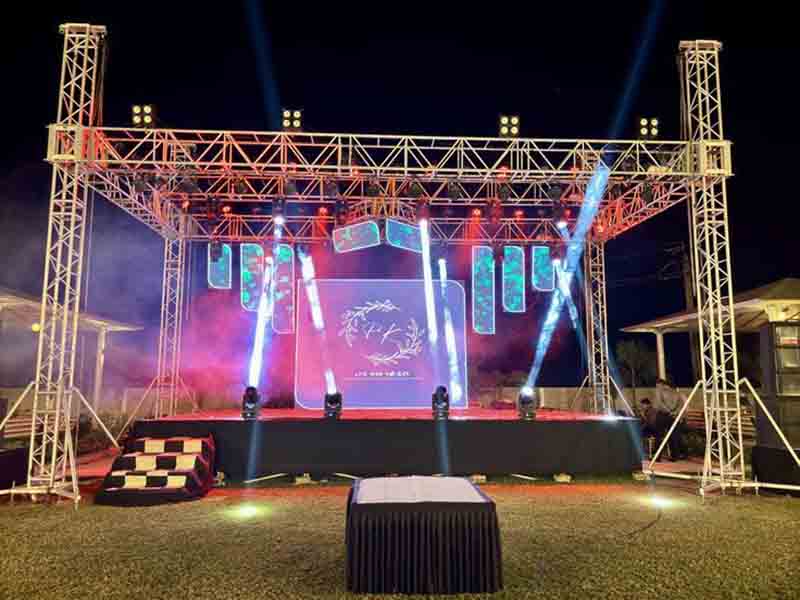 Allestimento del palco per matrimoni: l'investimento perfetto per wedding planner ed event planner