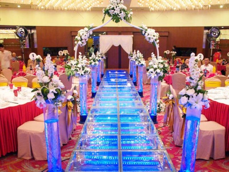 Come realizzare un palcoscenico trasparente per il ricevimento di una cerimonia di matrimonio?