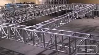 Test del tetto della piramide a traliccio con illuminazione grafica del palcoscenico