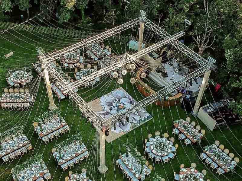 Messa in scena di intrattenimento della decorazione della fase di nozze del fiore all'aperto