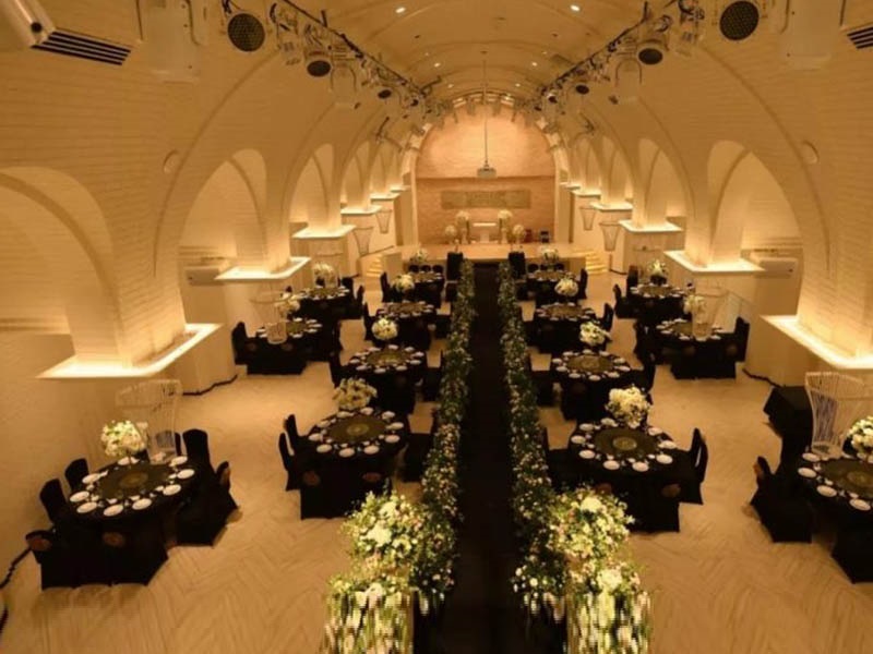 Idee di design per la decorazione del palcoscenico delle nozze d'oro con traliccio di illuminazione