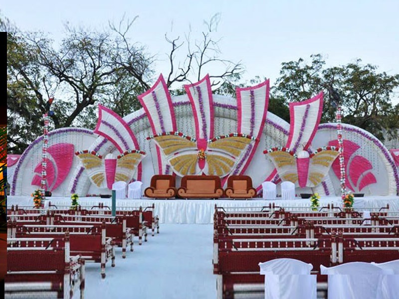 Elegante decorazione per ricevimenti sul palco del matrimonio con fiori all'aperto