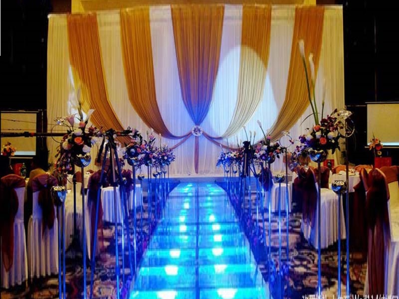 Come si può installare un lussuoso palco in plexiglass acrilico trasparente per la decorazione del matrimonio?