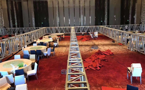 Installazione del sistema di tralicci in alluminio per interni in 5-Start Hotels Celebrazione del nuovo anno 2020