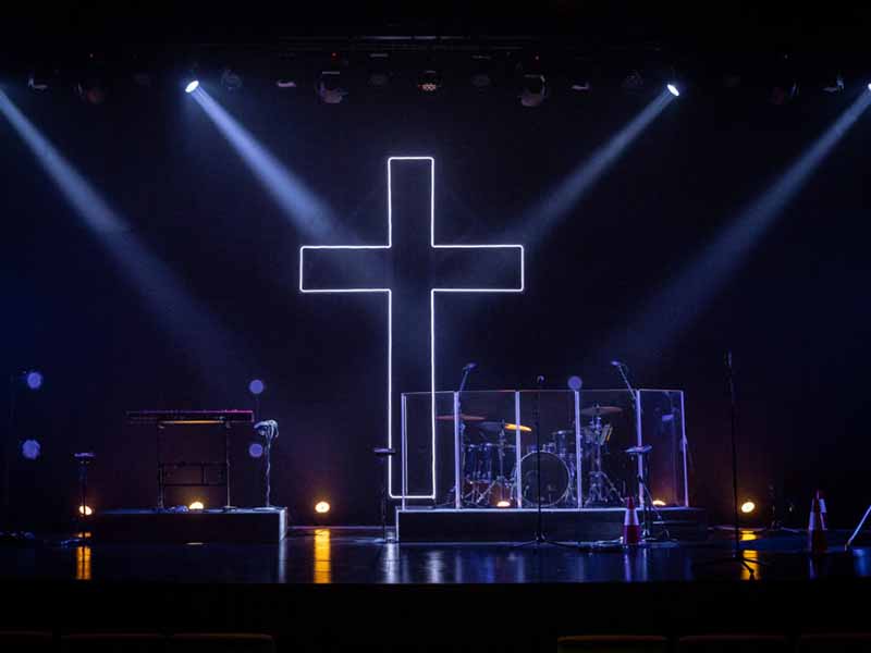 Facile installazione del palco della chiesa con croce illuminata a LED come sfondo